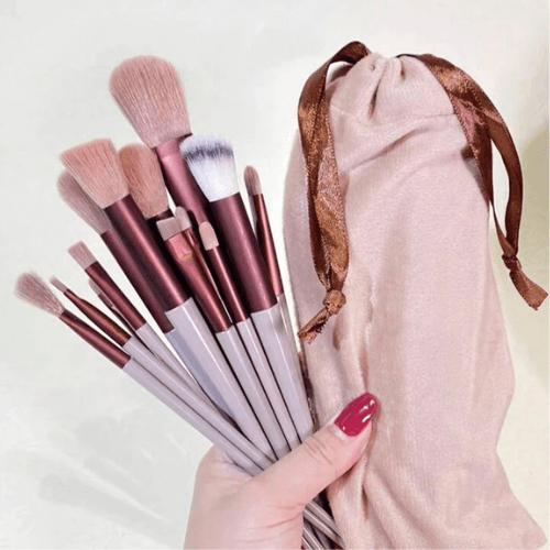 13-Piece Makeup Brush Set: Eyeshadow, Foundation, and Blush Brushes for Women, Complete with a Cosmetic Tool Bag.
