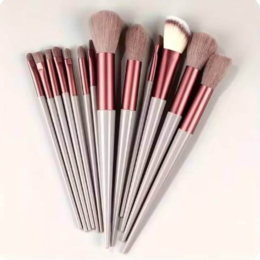13-Piece Makeup Brush Set: Eyeshadow, Foundation, and Blush Brushes for Women, Complete with a Cosmetic Tool Bag.
